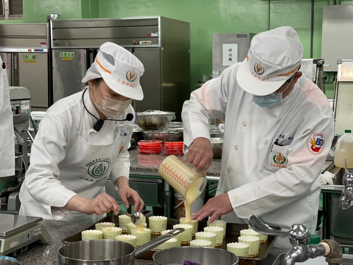 中臺科大食科系郭炯村副主任（右）示範甜點製作