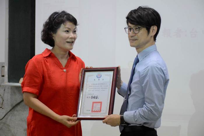 張振榮學務長(右)頒發感謝狀予張淑娥(淯棻)理事長 (左)