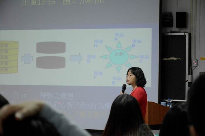 陳素貞老師進行計畫書撰寫教學