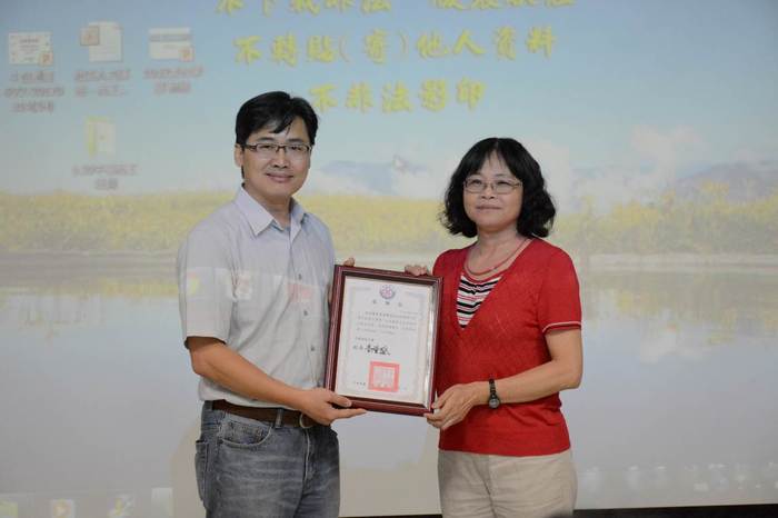 服務學習中心吳政男主任頒發感謝狀予陳素貞老師