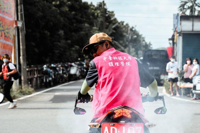 排灣族豐年祭踩街前導車穿上中臺科大背心