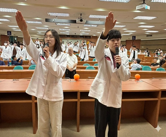 中臺科大醫放系授袍典禮登場　白袍上肩啟動臨床實習新篇章圖片