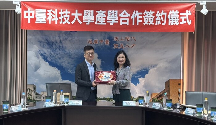 中臺科大陳錦杏校長致贈紀念禮品予衛生福利部彰化老人養護中心圖片