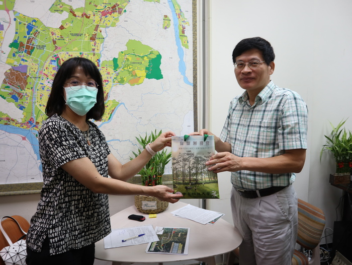 (左)中臺科大潘瑛如秘書 致贈禮物 (右)臺中市公捷處張應當處長