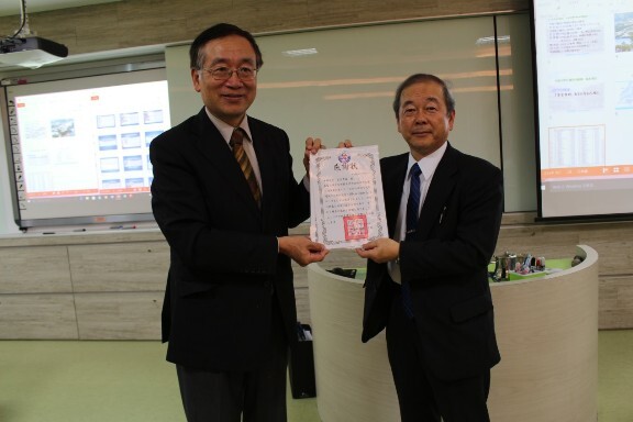 李隆盛校長致贈感謝狀予宮川秀俊教授