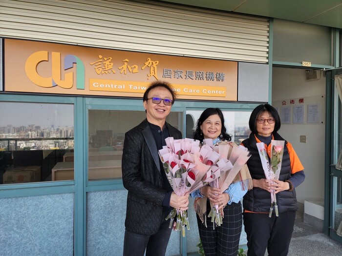 陳錦杏校長準備精心花束贈與謙和賀居家長照機構
