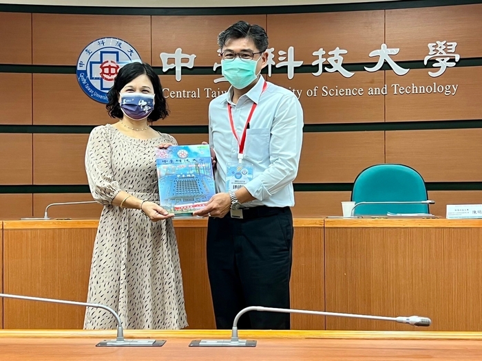 中臺科大陳錦杏校長(左)致贈感謝狀予朝陽科大陳明國主任(右)