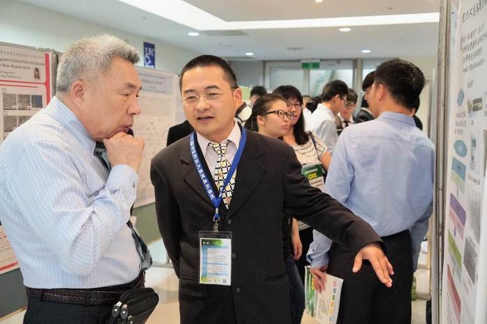 參賽學生向壁報評審進行說明