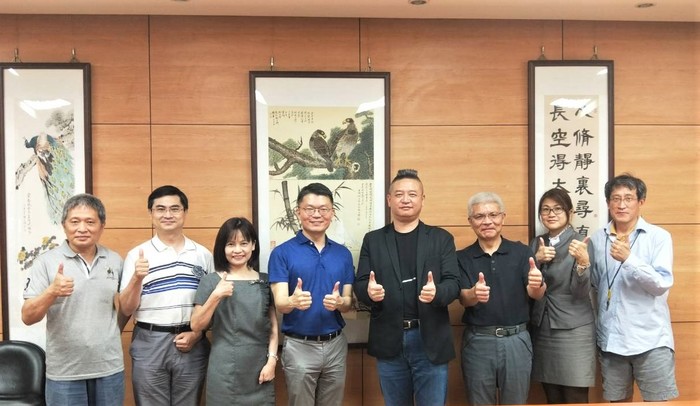 大合照-中臺科大資管系主任羅亦斯(左4)與日光溫泉會館總經理洪明峰(右4)