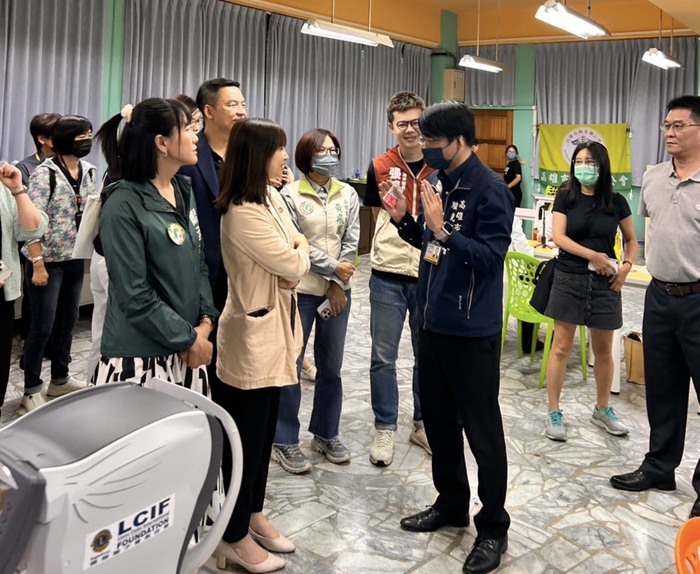 高雄市李雅慧議員督導校園視覺篩檢，由高雄市驗光師公會許智為理事長說明流程圖片