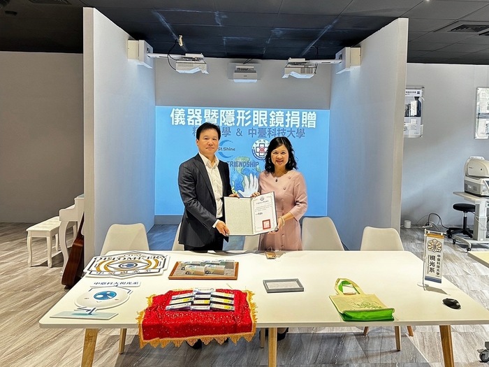 中臺科大陳錦杏校長致贈感謝狀予精華光學公司陳明賢董事長