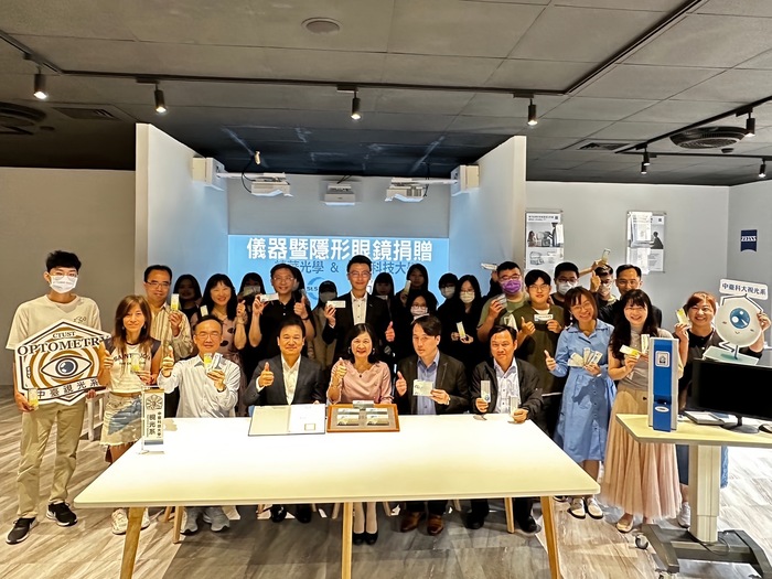精華光學公司與中臺科大師生大合照