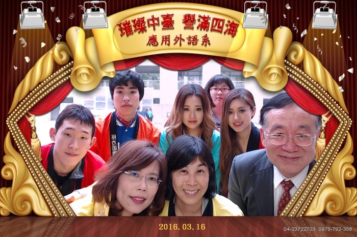 李隆盛校長與日本交換師生一同歡樂拍照