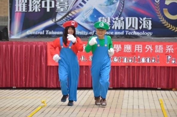 師生扮演馬利歐