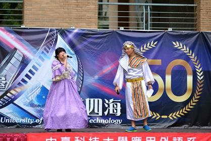 葉佳淳與黑沼祐介同學以流利英、日文主持開場