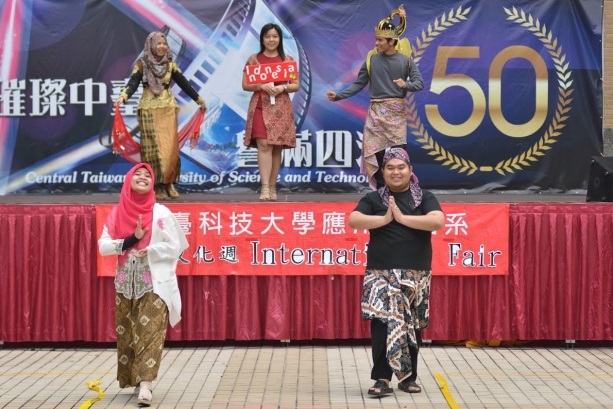 印尼外籍生熱情舞蹈