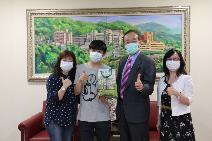 中臺科技大學李隆盛校長(右2) 護理系榜首徐振哲同學(左2) 劉新莉導師(左1) 護理系楊素珍主任(右1)