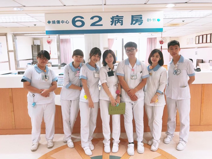 中臺科大護理系榜首徐振哲同學(右1)實習場所