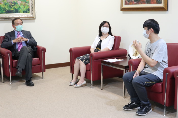 中臺科技大學與校長有約-李隆盛校長(左1) 楊素珍主任(中間) 榜首徐振哲 同學(右1)
