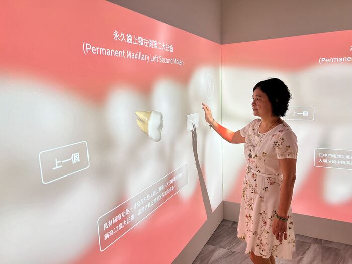 中臺科大陳錦杏校長體驗智慧牙體元宇宙互動教學