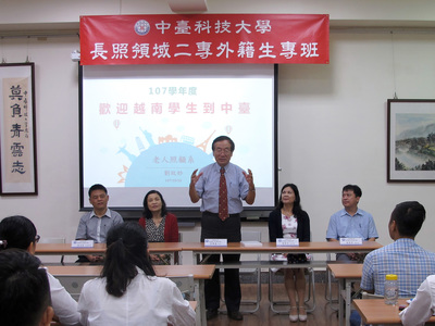 李隆盛校長歡迎學生蒞臨