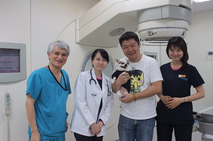 本中心醫療團隊與喜兒及爸爸的合照