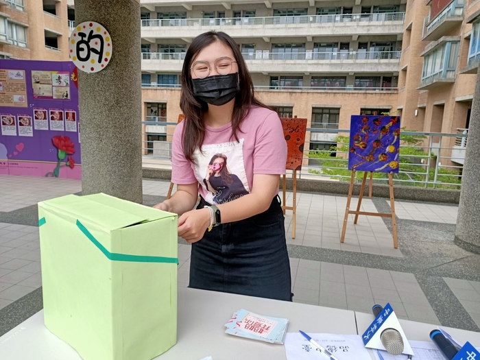 中臺科大同學寫卡片寄回家