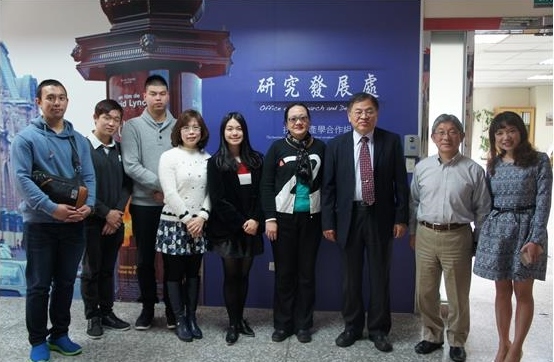 樓靜文研發長與Up with People評審團合影