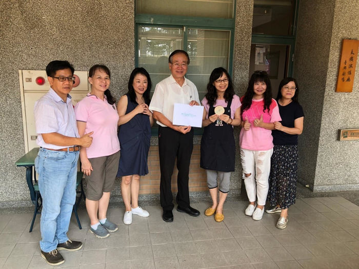 (中間)中臺科大校長李隆盛新生定向卡片製作