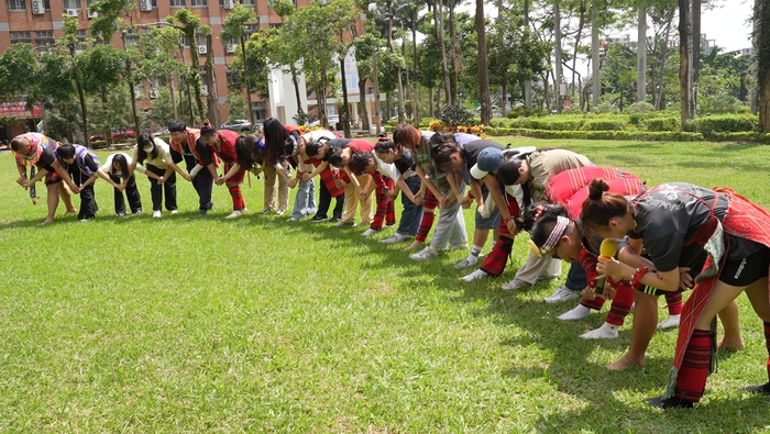 師生們以活潑舞步與互動演出，為活動揭開充滿朝氣的序幕