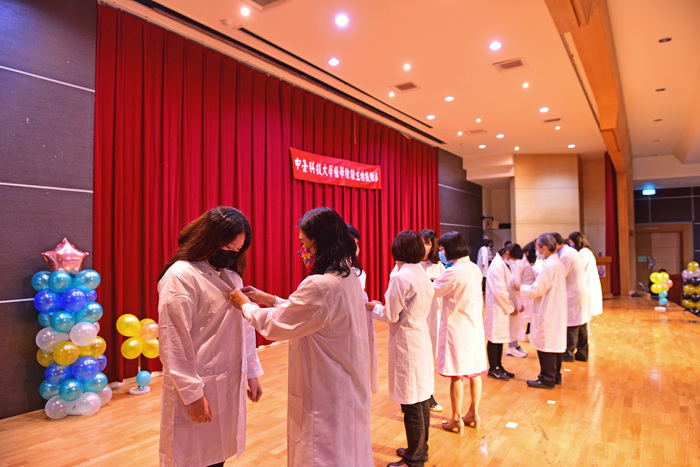 師長為準實習生穿上白袍、送上祝福