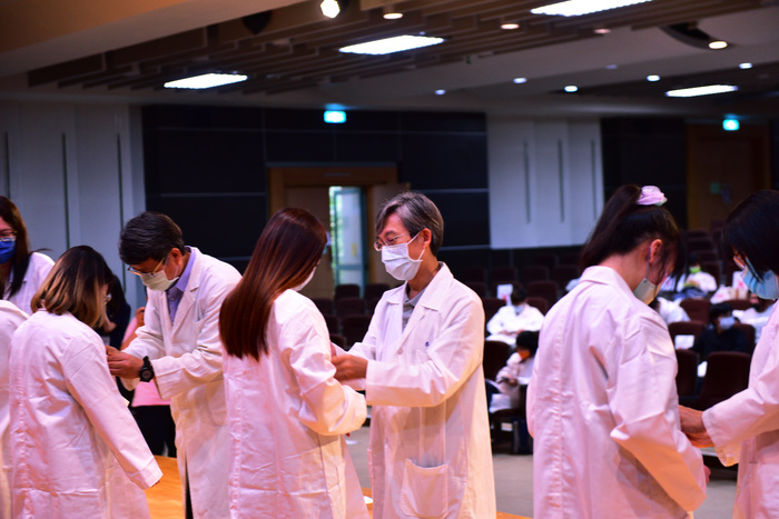 師長為準實習生穿上白袍、送上祝福