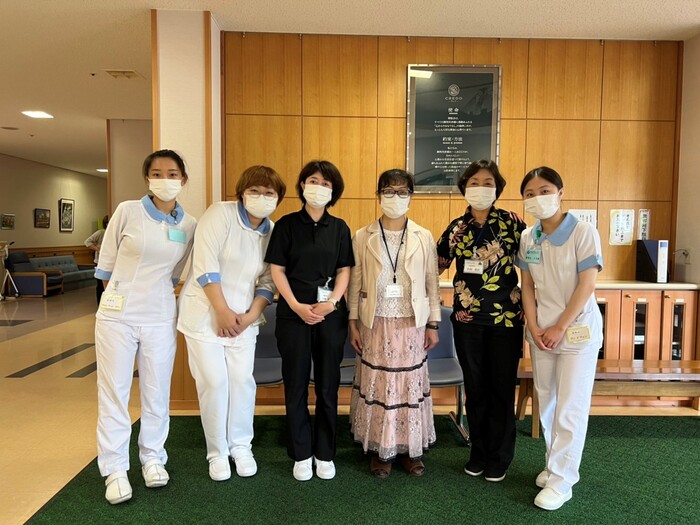 帶隊老師與實習生三位和小林設施長及中村護理老師在設施大廳合影