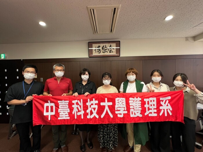 帶隊老師與實習生三位和博悠會理事長、社長及擔當在博悠會合影