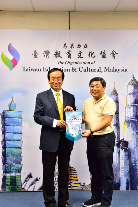 與馬來西亞臺灣教育文化協會馬秋南會長合影