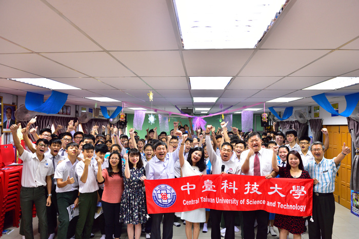 史里肯邦安國民中學合影