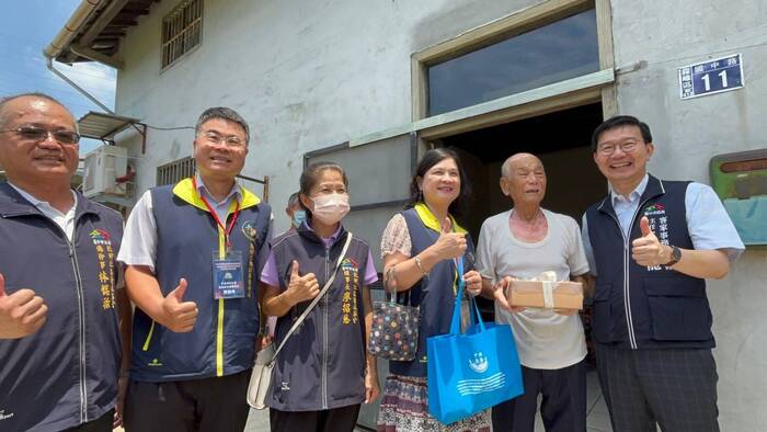 客委會江俊龍主委和中臺科大陳錦杏校長親送福氣新丁粄送給地獨居老人