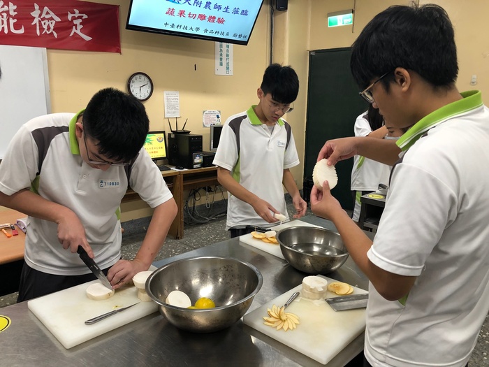 中臺科大食科系 讓高職生體驗烹飪課程