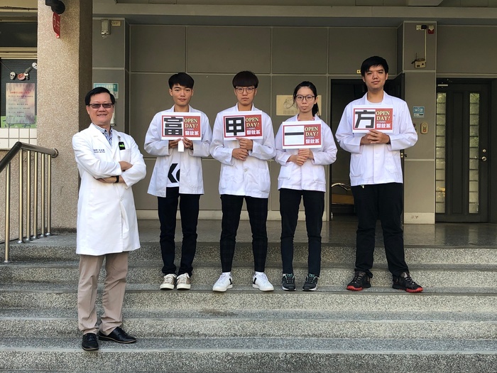 中臺科大醫放系主任林政勳(左1)與學生合影