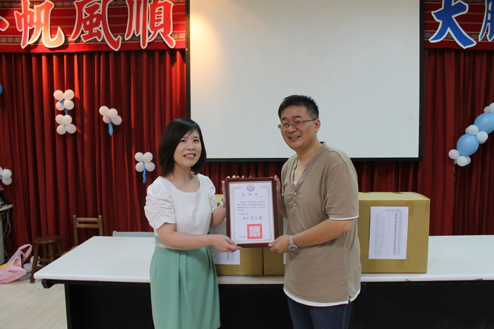 圖2：服務學習中心洪智倫主任與對方互立合作書