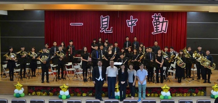 中臺管樂社與師長合影