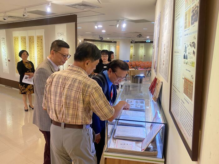 王瑞文老師與張賴益新醫師觀賞張賴玉廉詩稿及書信史料.jpg