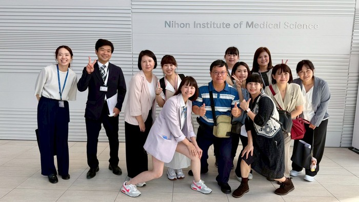 林川雄副主任及醫管碩士在職專班研究生與日本醫療科學大學天野教授等人合照圖片