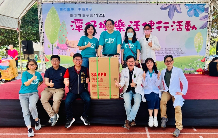 中臺科技大學團隊與潭子區區長劉汶軒合影