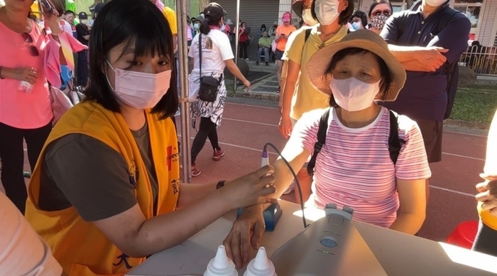 中臺科大學生為民眾提供健康醫療檢驗服務
