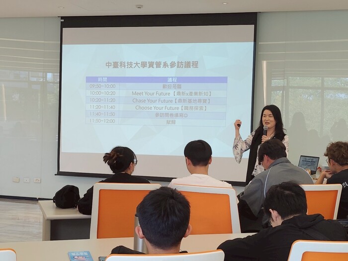 資管系同學們參訪鼎新數智.jpg