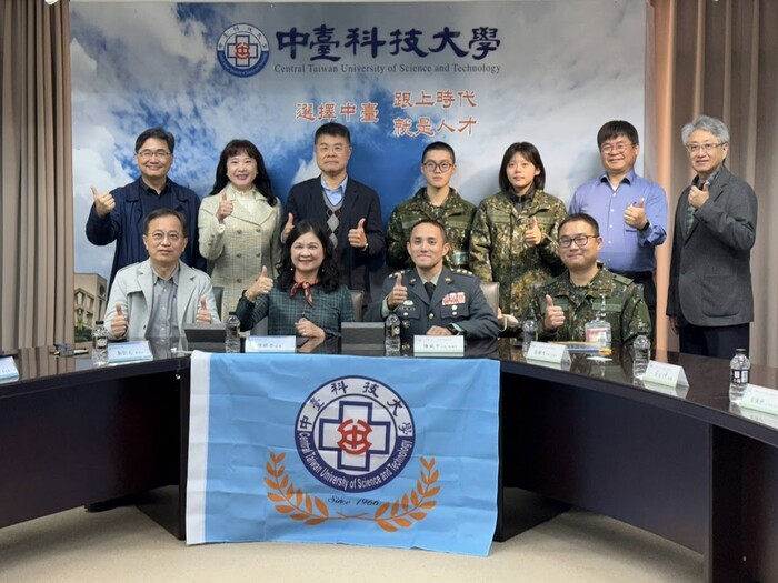 中臺科大與中臺科技大學與國軍十軍團五二工兵群光隆營區簽署「環境與安全衛生工程科二專進修部在職專班」合影圖片