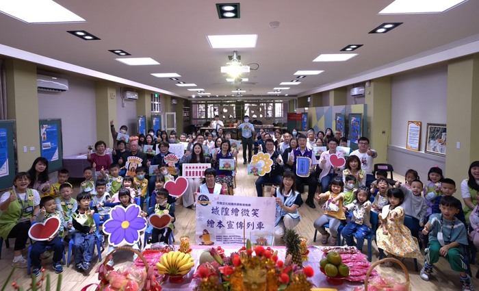 山線社區大學致力於結合客語傳承、地方信仰與親子繪本，陪伴地方知識跨世代走入日常