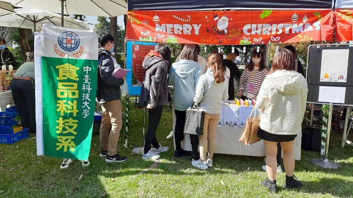 中臺科大食品科技系為耶誕市集擺攤