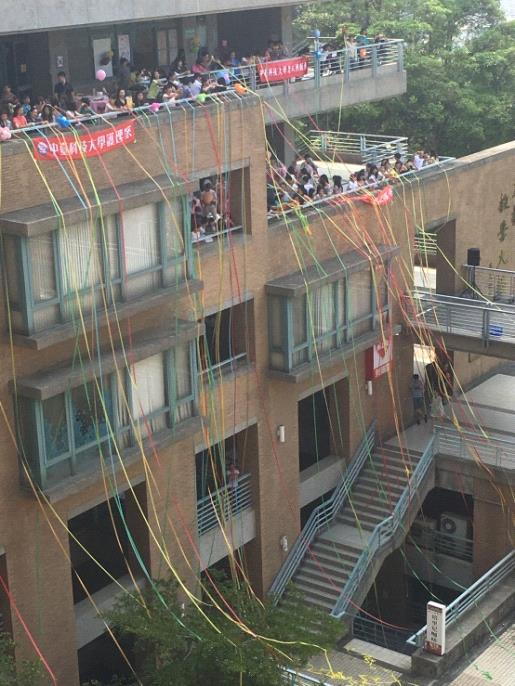 天機大樓南側護理學院拋出彩帶